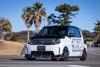 「無限スーパーONE プロトタイプ」のフロントビュー。アグレッシブなエアロパーツとブラックのホイールを収めたオーバーフェンダーが目を引く。東京オートサロン2026の会場で初お披露目された最新のコンプリートモデルだ。