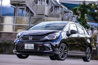 ホンダが2022年10月6日に「フィット」のマイナーチェンジモデルを発表した。新たにスポーティーグレード「RS」（写真）を設定し、「ベーシック」「ホーム」「リュクス」「クロスター」と、全5グレードをラインナップする。