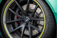 大幅に向上した動力性能に対応すべく、フロントブレーキも強化。ブレンボ製6ポッドキャリパーとφ380mmの大径ディスクローターを組み合わせている。