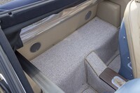 シート後方の積載スペースの様子。「プラスフォー」にはBluetooth通信で音楽を再生するオーディオが備わっており、ドアとパーセルシェルフ（写真）にスピーカーを、シート下に低音アクチュエーターを搭載。オプションでゼンハイザーのプレミアムオーディオも用意される。