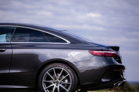 なだらかに傾斜するルーフラインが特徴的な「Eクラス クーペ」のエクステリアデザイン。後席左右とリアウィンドウはプライバシーガラス仕様となる。現行のクーペモデルはC238の型式で呼ばれている。