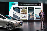 「CASE」とは「Connected」「Autonomous」「Shared＆Services」「Electoric」の頭文字をとった言葉で、これからの自動車が取り組むべき課題を端的に表したものだった。写真は2017年のフランクフルトショーにおいて、コンセプトカー「コンセプトEQA」の発表に際し、CASEの概念を説明する独ダイムラー（現メルセデス・ベンツ）のウィルコ・スターク氏。