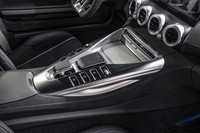 センターコンソールの両サイドには、上面をTFT液晶画面とすることでドライバーに直観的な認識を促す「ディスプレイボタン」が並ぶ。