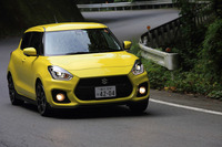 テネコ製のダンパーをはじめ、足まわりにはスイフトスポーツ専用パーツが多数採用されており、高いロール剛性や、ステアリング操作に対する優れた追従性能を実現している。