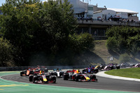 予選でフェラーリ、メルセデスに次ぐ3列目に並んだレッドブル勢。レースでの追い上げに望みをかけたが、スタート直後のターン2で、ダニエル・リカルド（写真左）のマシン横に、マックス・フェルスタッペン（同右）のタイヤが当たり、リカルドのマシンは冷却液とおぼしき液体をまき散らしコース上にストップ。フェルスタッペンは10秒のペナルティーを科され5位でゴールと散々な結果となってしまった。レース後、怒りを押し殺したリカルドは、若きチームメイトの走りを「未熟だ」と非難。フェルスタッペンは謝罪したという。（Photo=Red Bull Racing）