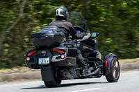 法規的にヘルメットの着用義務はないが、身を守るものがないのは通常のバイクと一緒。運転時にはかならずヘルメットやグローブなどを身に着けよう。