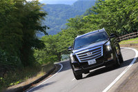 今回の改良ではトランスミッションが8段ATとなったほか、悪路走破性能やけん引性能を向上させるため、4WDの走行モードにローレンジの「4WD Low」が追加された。