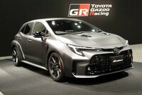 普及型のハッチバック車である「カローラ スポーツ」をベースとする、トヨタの高性能スポーツモデル「GRカローラ」。モリゾウこと豊田章男社長も開発に関わった、こだわりの一台とされる。写真は限定車の「GRカローラ モリゾウエディション」。