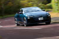 「S6 e-tron」では、足まわりに車高調整機能付きのアダプティブエアサスペンションが標準で装備される。