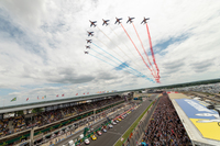 決勝前のセレモニー。戦闘機が華麗な編隊飛行で25万人を超える観客を沸かせた。