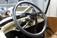 トヨタ博物館が収蔵する1927年製「T型フォード」のステアリングホイール。T型フォードでは操舵時の負担を軽減するべく、ステアリングホイールの基部、ステアリングシャフトの頭頂部に、遊星歯車式の減速機構が備わっていた。