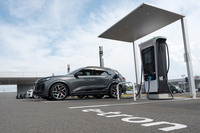 今回の取材では、帰路の途中で「プレミアムチャージングアライアンス（PCA）」の急速充電を使用。瞬間的な最大充電速度は127kWで、20分で36.952kWhの電気を充電できた。カタログ電費を参考にすれば、約234kmの走行距離分に相当する。