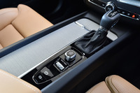 「XC60 T5 AWDインスクリプション」のセンターコンソール。シフトレバーの手前には、エンジンスタート、走行モード切り替え、電動パーキングブレーキの各スイッチが並ぶ。