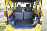 4人乗車時の荷室の様子。後席の背もたれは荷室側からも倒すことができる。