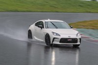 ステアリングまわりの剛性感アップも、印象的なポイントのひとつ。先代に比べ、車格がひとつ上がったかのような印象を受けた。