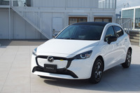 2023年にマイナーチェンジを受けた、マツダのコンパクトカー「マツダ2」。複数のグレードにおいてMT車が設定されている。