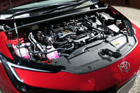 パワーユニットは1.8リッターエンジンのハイブリッドと2リッターエンジンのハイブリッド、2リッターエンジンのプラグインハイブリッドの3種類が用意される。