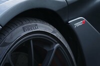 標準装着タイヤはピレリの「Pゼロ」。オプションで「Pゼロ コルサ」「Pゼロ トロフェオR」も選択できる。