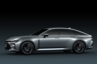 背が低いので分かりづらいが、「クラウン セダン」は他のモデルよりフットプリントが大きく、またタイヤの配置や前後のオーバーハングから、FRないしFRベースの4WDになると思われる。