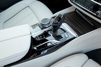 変速機は8段のトルコン式AT。コンソール部分にはウッドパネルがぜいたくに使われている。