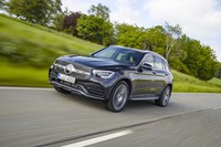 「GLC300d 4MATIC」の燃費は、NEDC複合モードで約16.9-17.5km/リッター。
	 