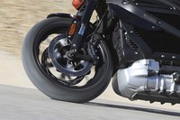 サスペンションは前後ともショーワ製。フロントブレーキ（写真）はブレンボのものがおごられる。強じんなアルミ製フレームも走行性能の向上に貢献している。