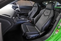 六角形のキルトパターンを持つ「Sスポーツシート」がドライバーを迎える。標準ではアルカンターラとレザーのコンビだが、試乗車のものは、オプションのファインナッパレザー仕立てとなっている。