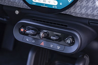 鍵穴に挿し込んだキーのような形の始動スイッチや、シフトセレクター、走行モードのセレクターなどはコンパクトなスペースに集約されている。