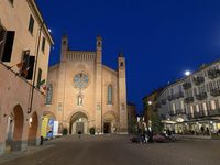 アルバ旧市街にて、夜。広場は毎年秋に開催される白トリュフ祭りの舞台としても有名だ。