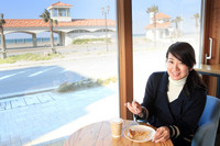 メニューにはもちろん、パスタやケーキ、コーヒーなども。海が見える抜群のロケーションで、ティータイムを満喫することができた。