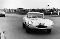 高い動力性能を持つ「E-TYPE」は、サーキットでも活躍。アルミボディーで軽量化を図ったスペシャルモデルも用意された。