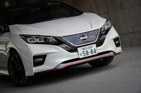 フロントまわりではバンパーに加えて「nismo」のロゴ入が入ったフロントグリル（？）も専用品。内装同様、外装にも赤いアクセントが用いられている。