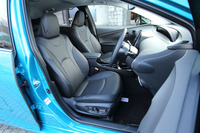 最上級グレード「Aプレミアム」には、本革仕立てのシートが与えられる。前席（写真）には「快適温熱シート」機能も備わる。