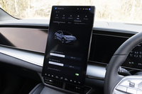 スクリーンは縦向きにもレイアウトできる。電動による回転スピードがまた速い。