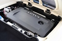 スーパーチャージャーで過給される1.8リッターエンジンは、最高出力220PS、最大トルク：250N・mを発生。900kg程度の軽量ボディーと相まって、優れた運動性能を実現する。