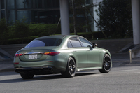 パワートレインは4リッターV8ツインターボエンジンを核としたプラグインハイブリッド。最高出力802PS、最大トルク1430N・mというとてつもないパワーを発生する。