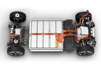 「ID.3」のランニングシャシー。バッテリーは万が一の事故に備え、強固なクラッシュフレームの中に収められている。
