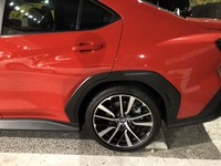 黒い樹脂パーツの表面には六角形のディンプル加工が施されており空力効果があるらしいが、なんだか浮いている感じがする。