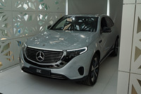 駐車スペースは居住空間に隣接している。この日は新型電気自動車「EQC」（日本未導入）が入庫していた。