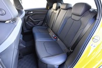 60：40分割可倒式の後席。前席と同様、クロスと人工皮革で仕立てられている。