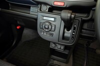 トランスミッションはCVTのみ。写真でシフトレバー上方に見える「インパネセンターポケット」は、スマートフォン用の収納スペース。