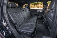 シートは簡単に、前方に折りたたむことが可能。オプションとなる3列目のシートと共に、バックレストを倒すだけでフラットな荷室となる。