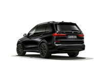 「X7エディションインフローズンブラックメタリック」のリアビュー。特別装備となる22インチの「BMWインディビジュアル アロイホイール758i」やMスポーツブレーキキャリパーなども黒で統一されている。