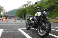 津久井湖城山公園の駐車場にて、一休みする「ベア650」の図。奥に見えるのは城山ダム。津久井湖は、相模川が城山ダムにせき止められてできたダム湖なのだ。