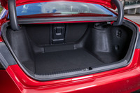 新型「アコード」の荷室は、独立したトランクルームになっている。中央には、スキーホールも備わる。