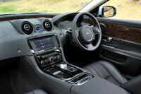 プレミアムブランドのハイエンドモデルだけに、内装は豪華＆上質でオーディオもプレミアム！ 世代の古いインフォテインメントシステムなどについては、この際目をつむろう。