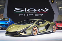 「ランボルギーニ・シアンFKP 37」は2019年9月、IAA＝フランクフルトモーターショーにて発表された。ランボルギーニの設立年である1963年にちなみ、63台が限定生産される。