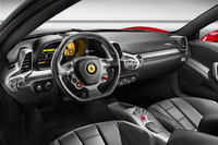 「フェラーリ458イタリア」のコックピット。センターコンソールにあるのはギアセレクト用のボタンのみで、ステアリングホイールの奥にシフトパドルが装着されている。