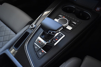 センターコンソールに備わるシフトセレクター。トランスミッションは、「A5」や従来型の「S5」がデュアルクラッチ式の7段Sトロニックだったのに対し、新型「S5」ではトルコン式の8段ティプトロニックが採用されている。