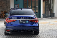 車体後部に貼られた、自動運転車であることを示すステッカーに注目。「ホンダ・レジェンド」は、自動車の側が運転の主体を担う「レベル3」の自動運転を実現した、世界初の市販モデルとなる。